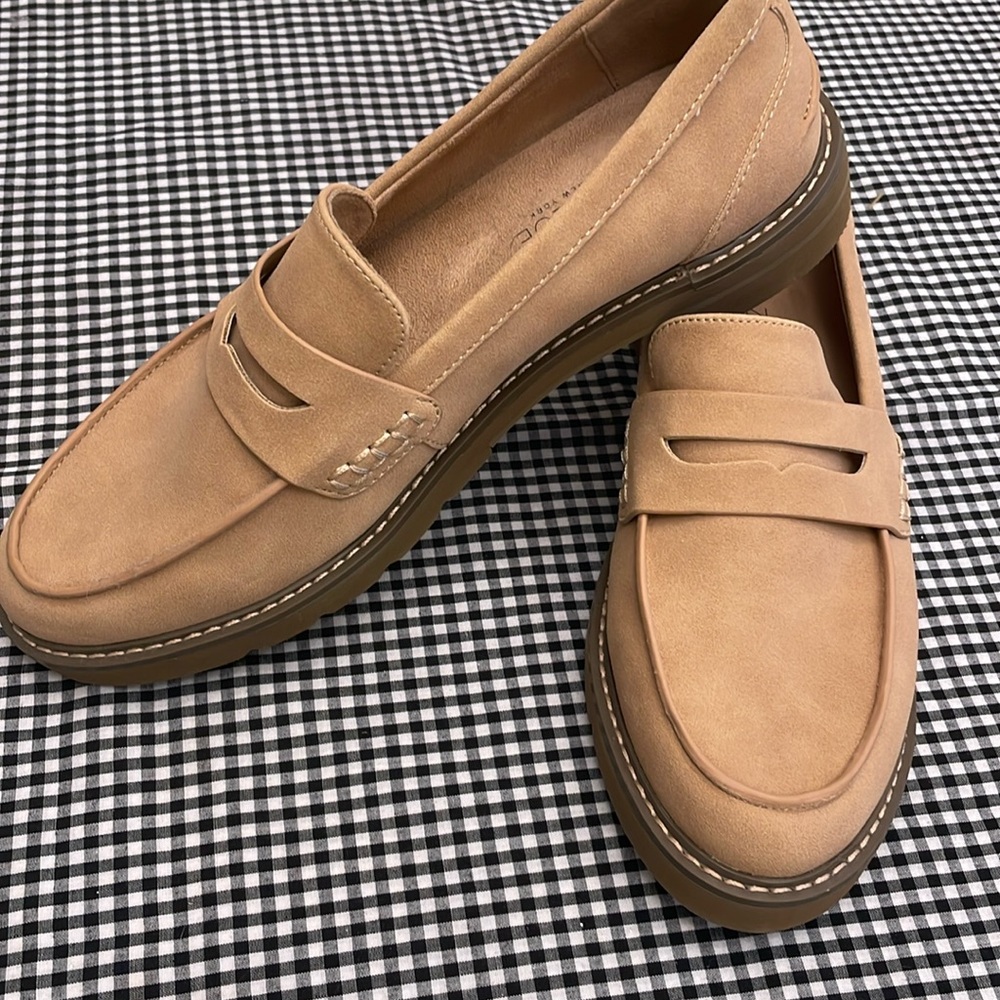 Rachel Zoe light brown loafers sz 8.5 (fits like 9)